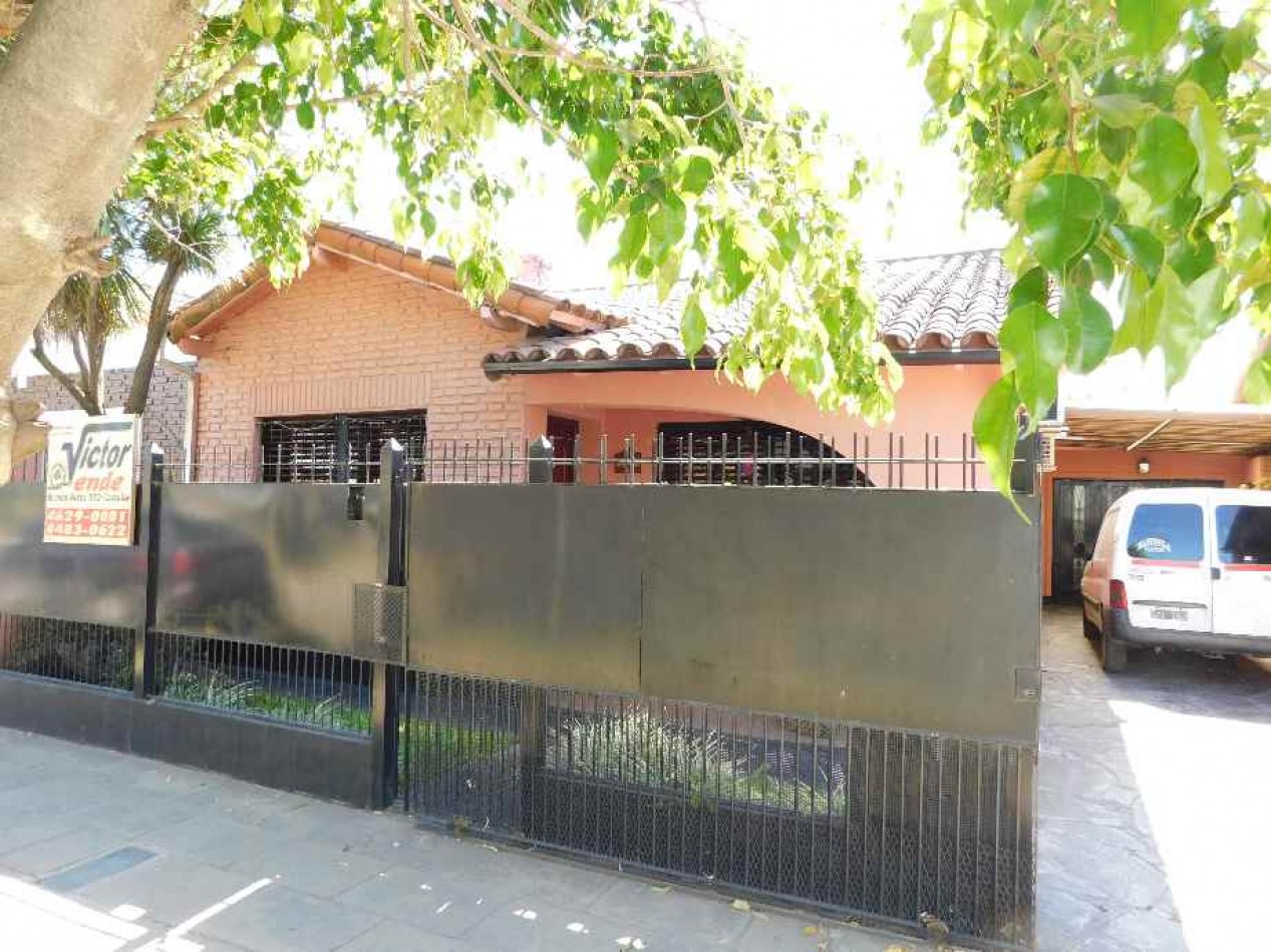 CHALET CON LOCAL EN VENTA. CASTELAR SUR. GRAN BUENOS AIRES