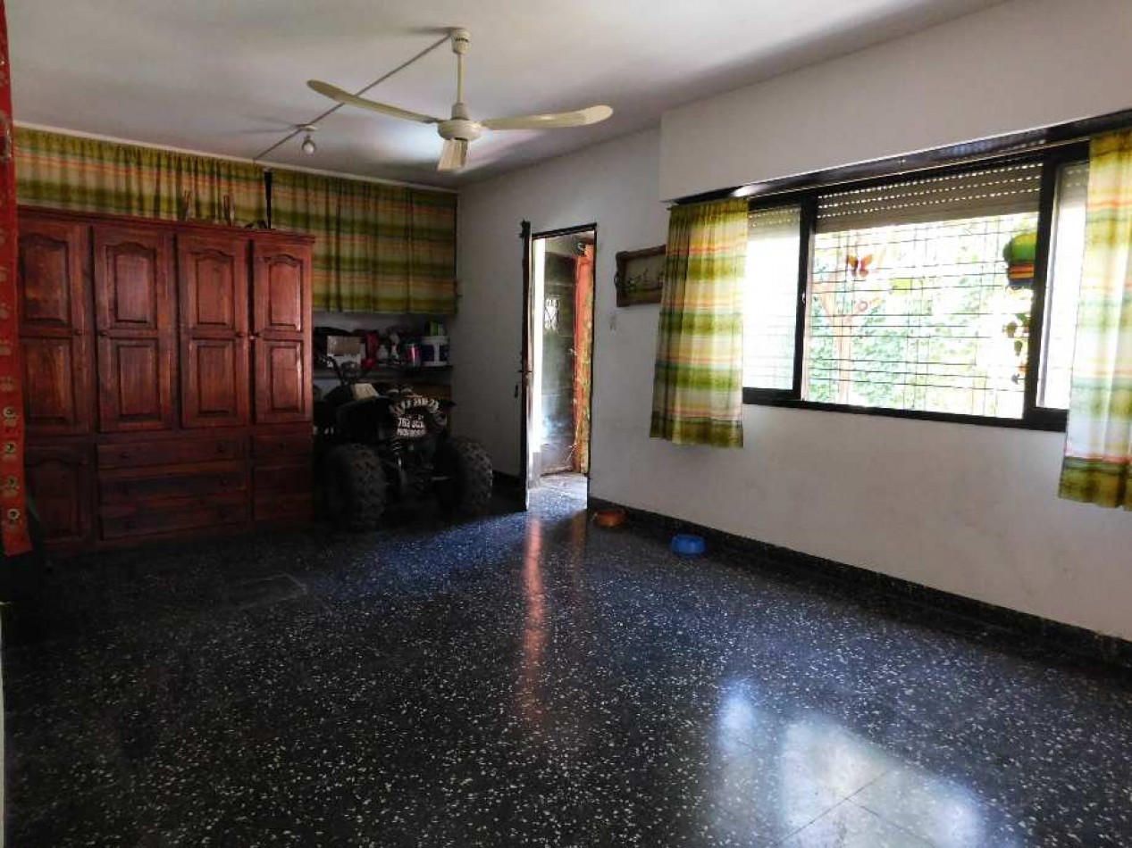 CHALET CON LOCAL EN VENTA. CASTELAR SUR. GRAN BUENOS AIRES