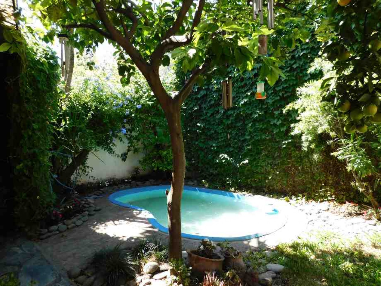 CHALET CON LOCAL EN VENTA. CASTELAR SUR. GRAN BUENOS AIRES