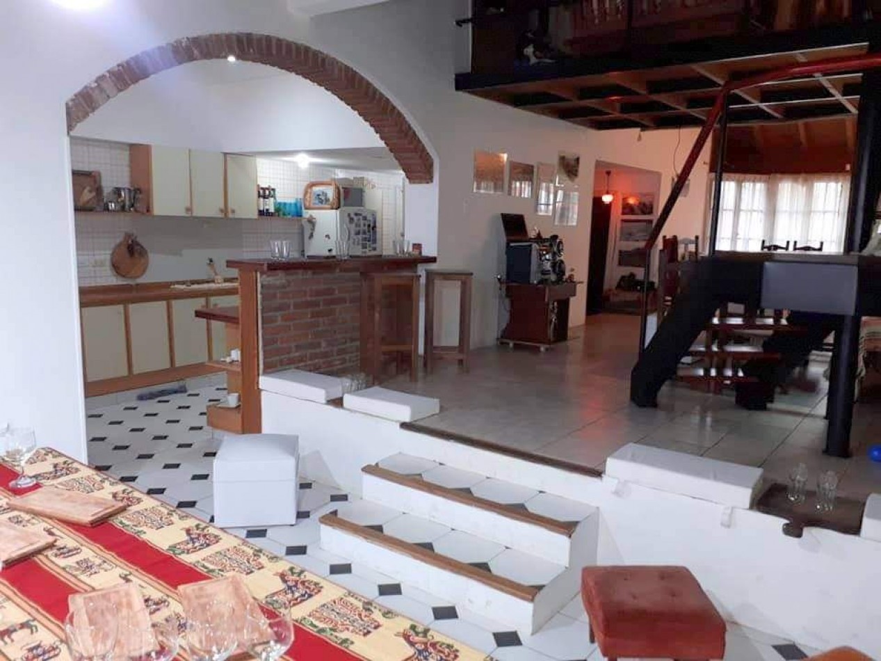 IMPECABLE CHALET DE 4 AMBIENTES CON PISCINA. CAISAMAR