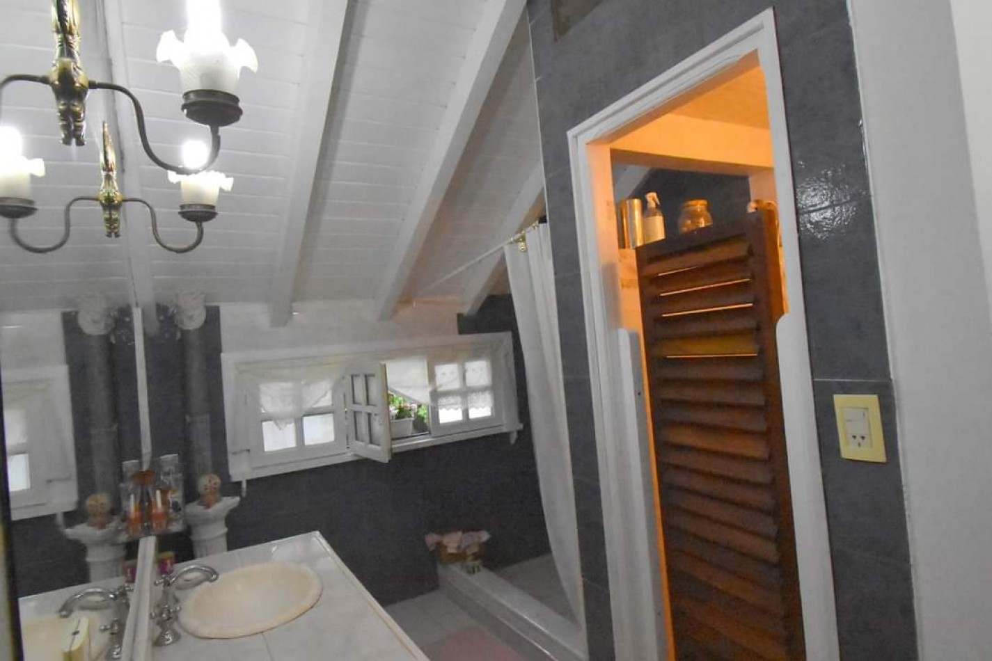 IMPECABLE CHALET DE 4 AMBIENTES CON PISCINA. CAISAMAR