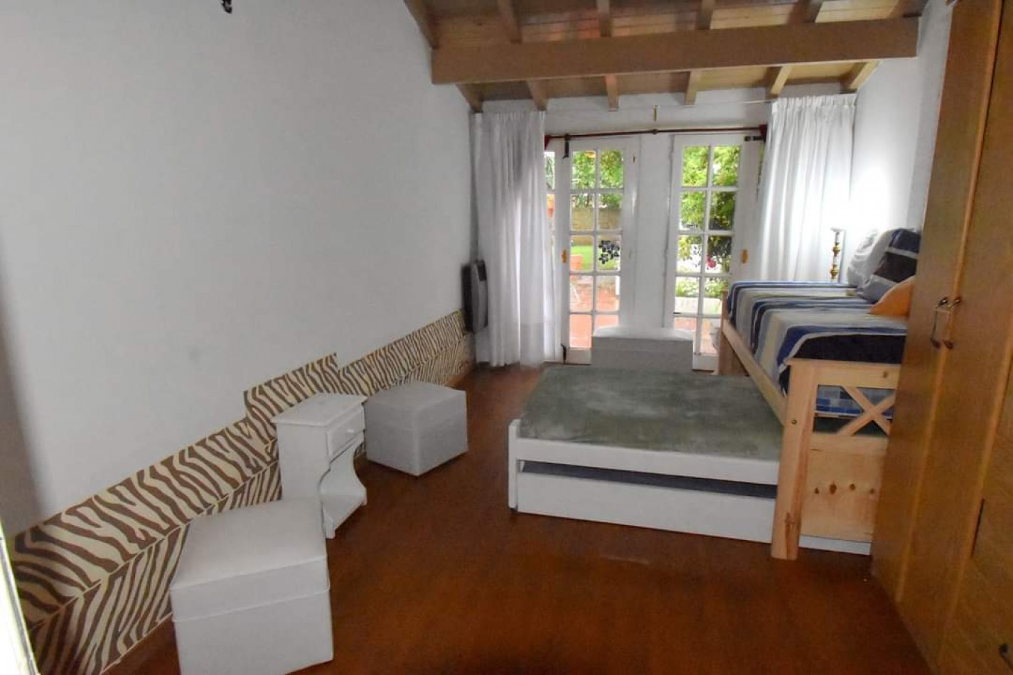 IMPECABLE CHALET DE 4 AMBIENTES CON PISCINA. CAISAMAR