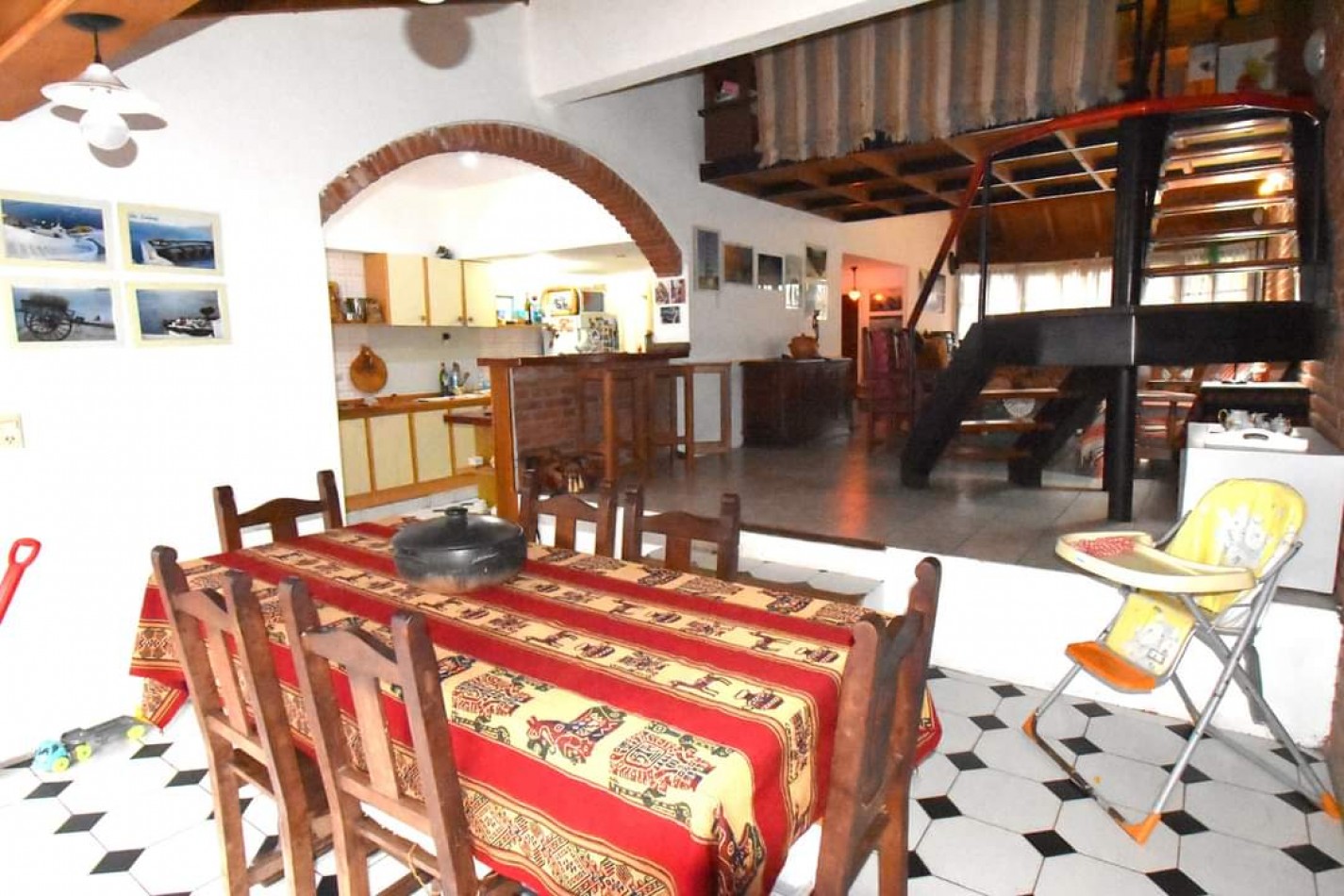 IMPECABLE CHALET DE 4 AMBIENTES CON PISCINA. CAISAMAR