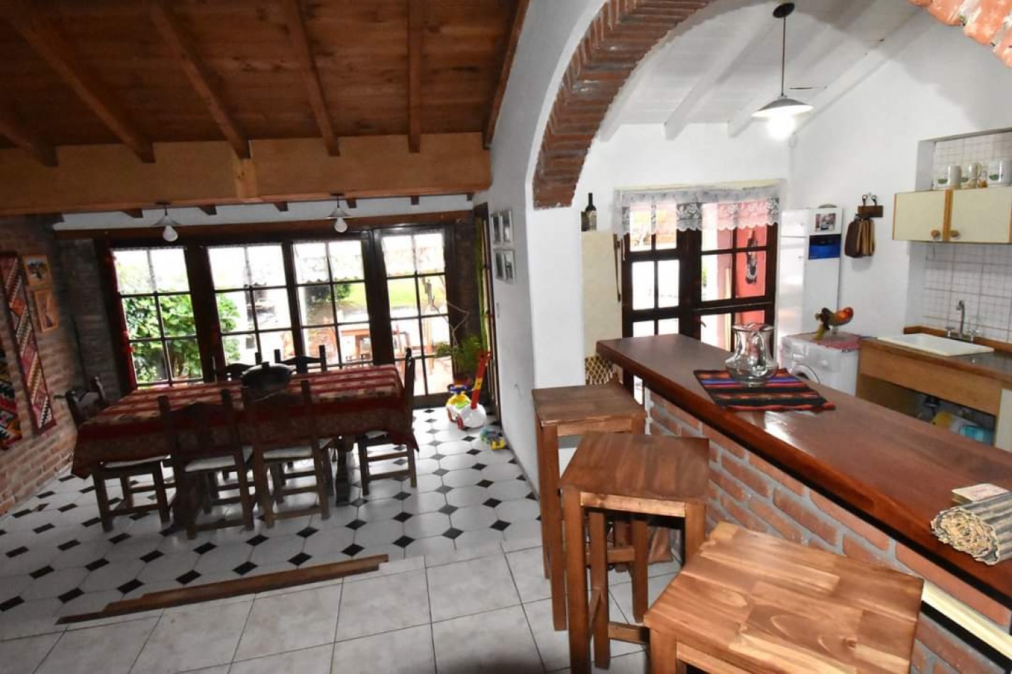 IMPECABLE CHALET DE 4 AMBIENTES CON PISCINA. CAISAMAR