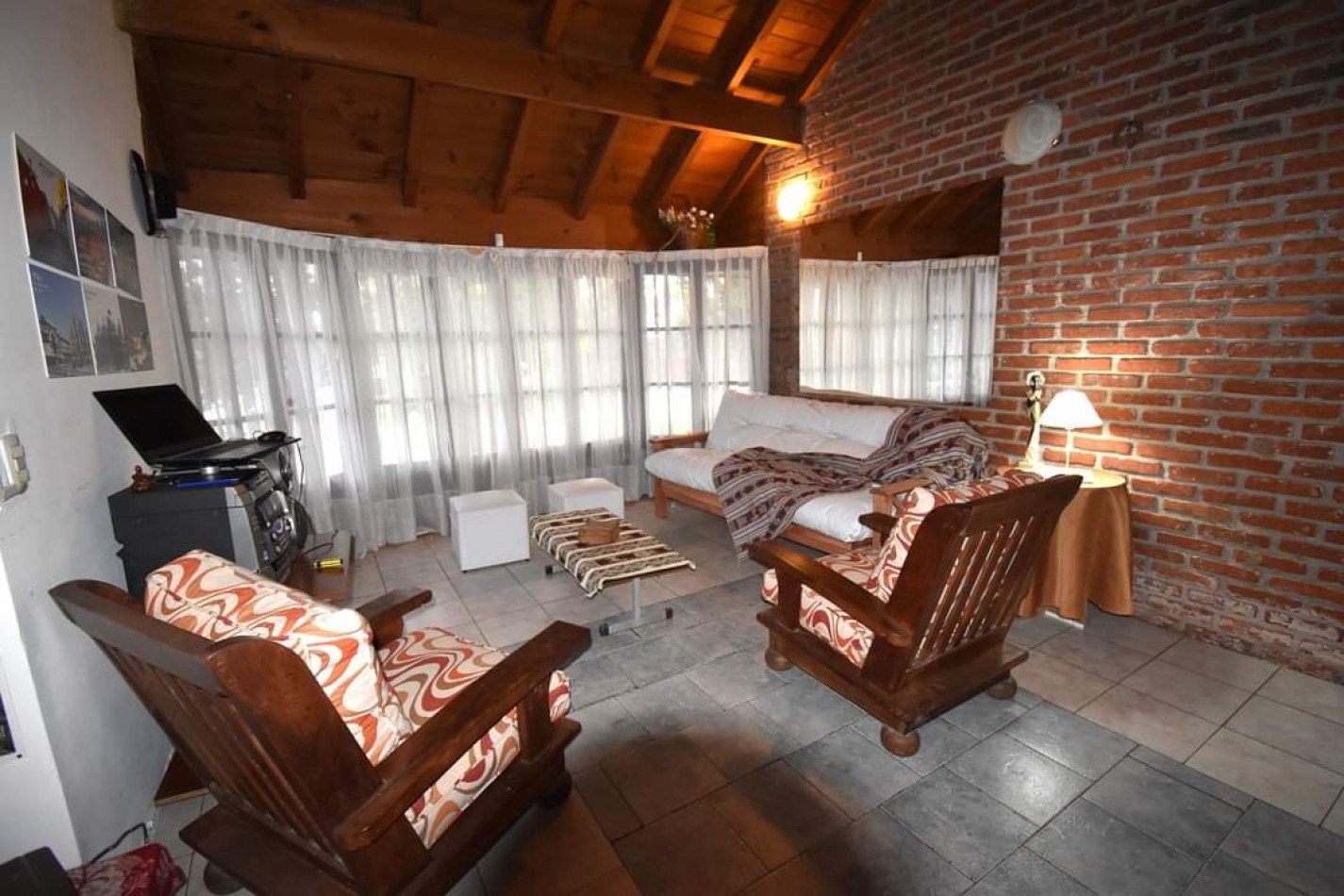 IMPECABLE CHALET DE 4 AMBIENTES CON PISCINA. CAISAMAR