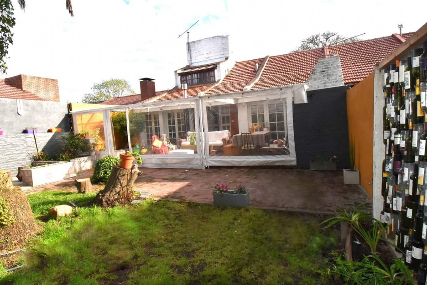 IMPECABLE CHALET DE 4 AMBIENTES CON PISCINA. CAISAMAR