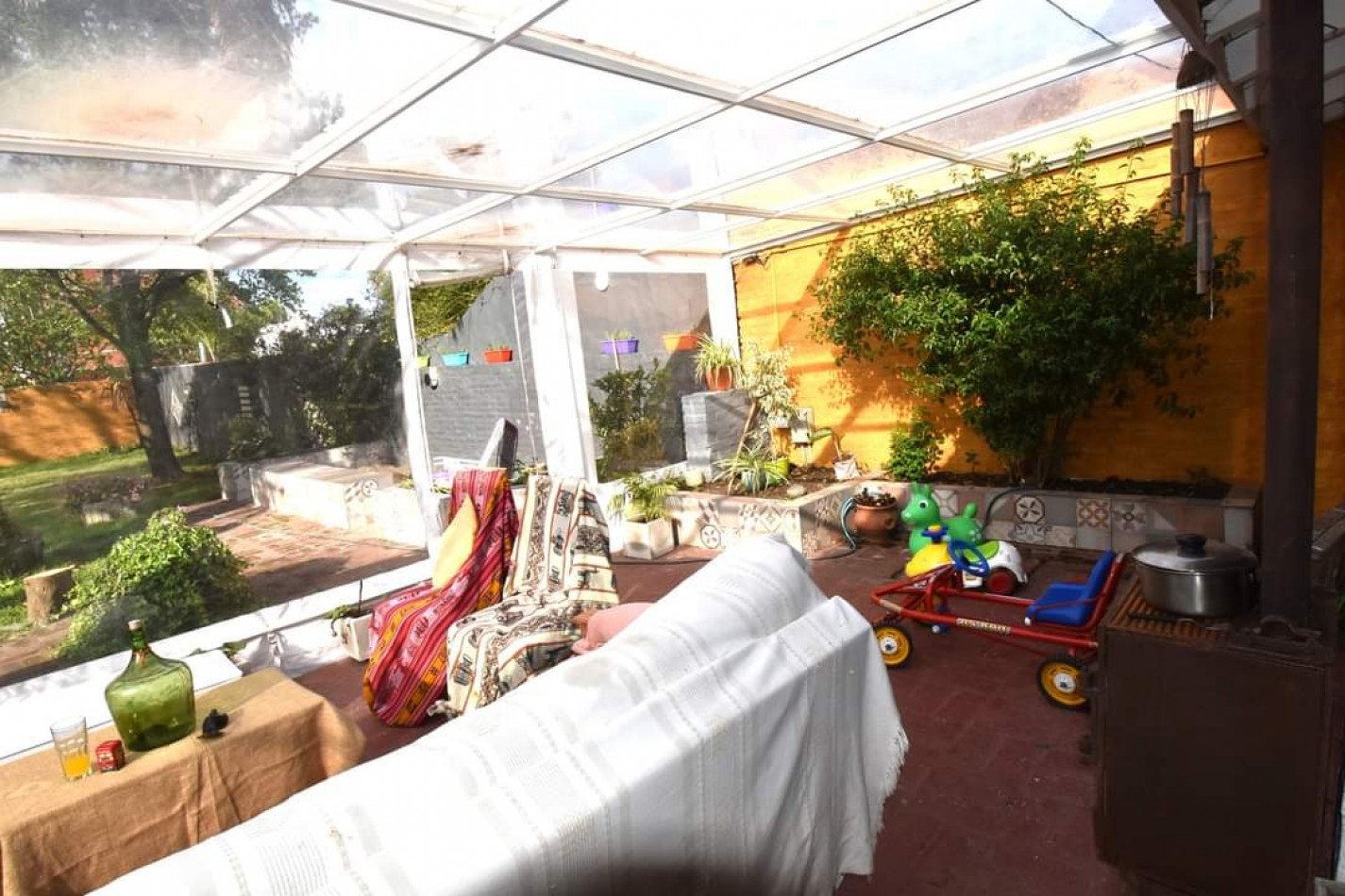 IMPECABLE CHALET DE 4 AMBIENTES CON PISCINA. CAISAMAR