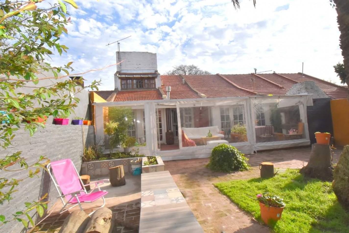 IMPECABLE CHALET DE 4 AMBIENTES CON PISCINA. CAISAMAR