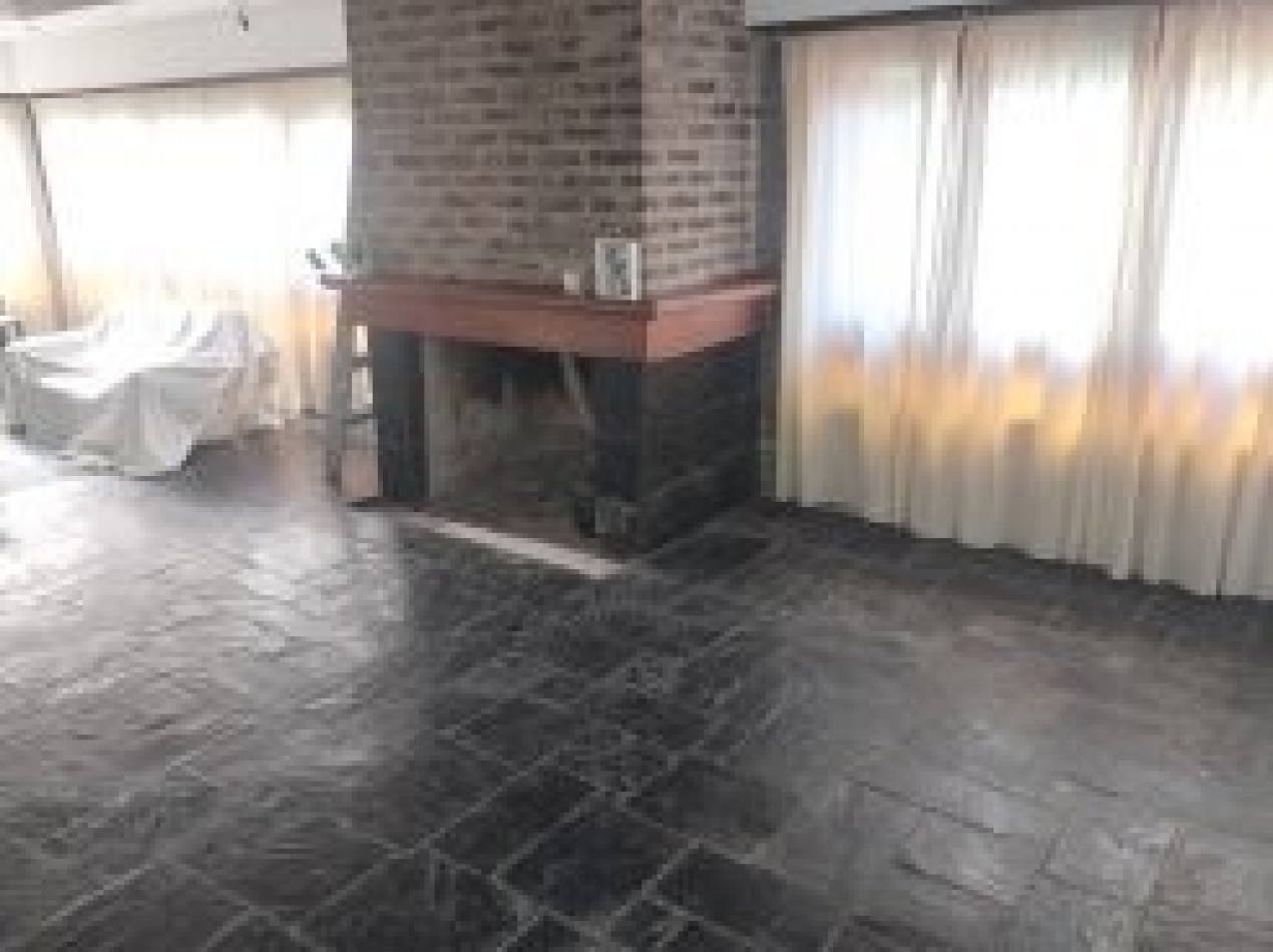 IMPORTANTE PROPIEDAD DE 8 AMBIENTES EN EL CORAZON DE SAN CARLOS. POSIBILIDAD DE PERMUTA MENOR VALOR.