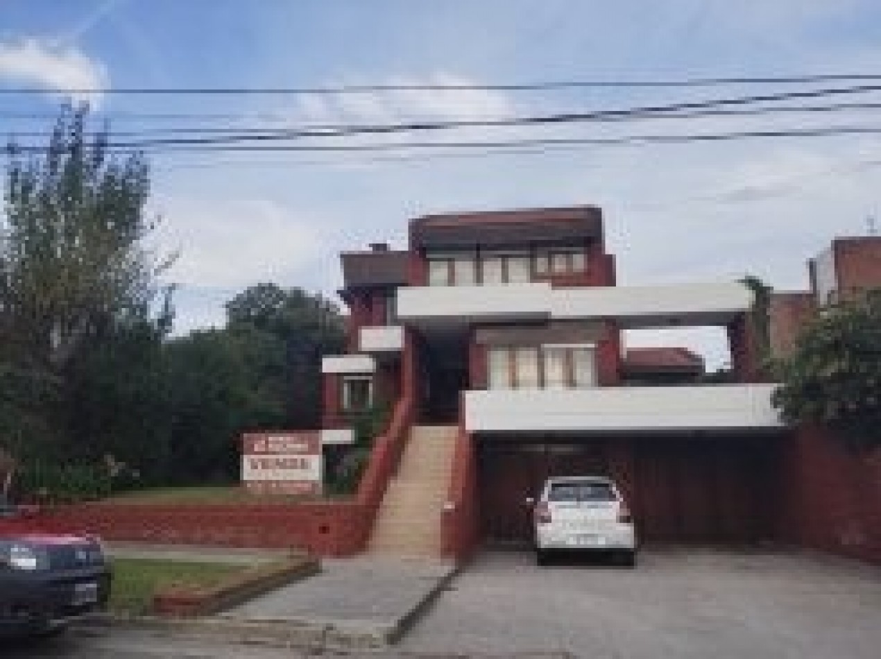 IMPORTANTE PROPIEDAD DE 8 AMBIENTES EN EL CORAZON DE SAN CARLOS. POSIBILIDAD DE PERMUTA MENOR VALOR.