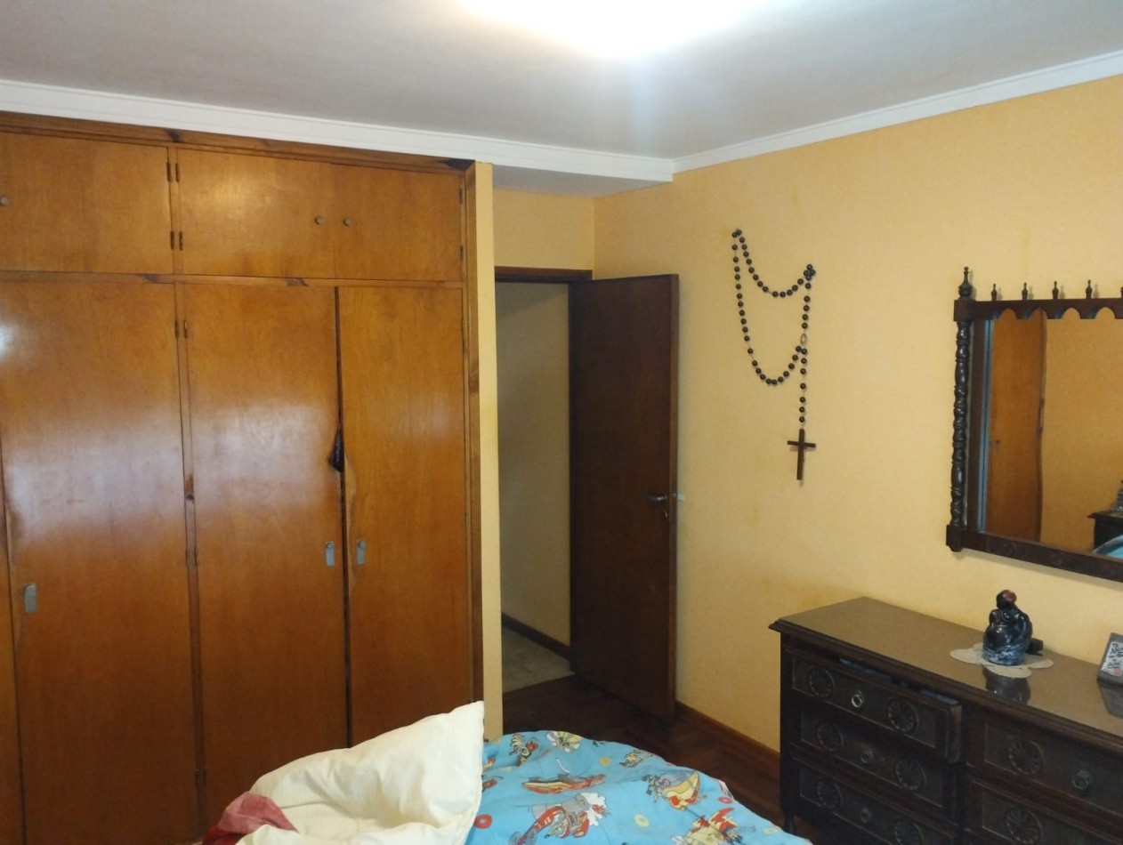 CHALET 4 AMBIENTES EN EL BARRIO LAS LILAS.