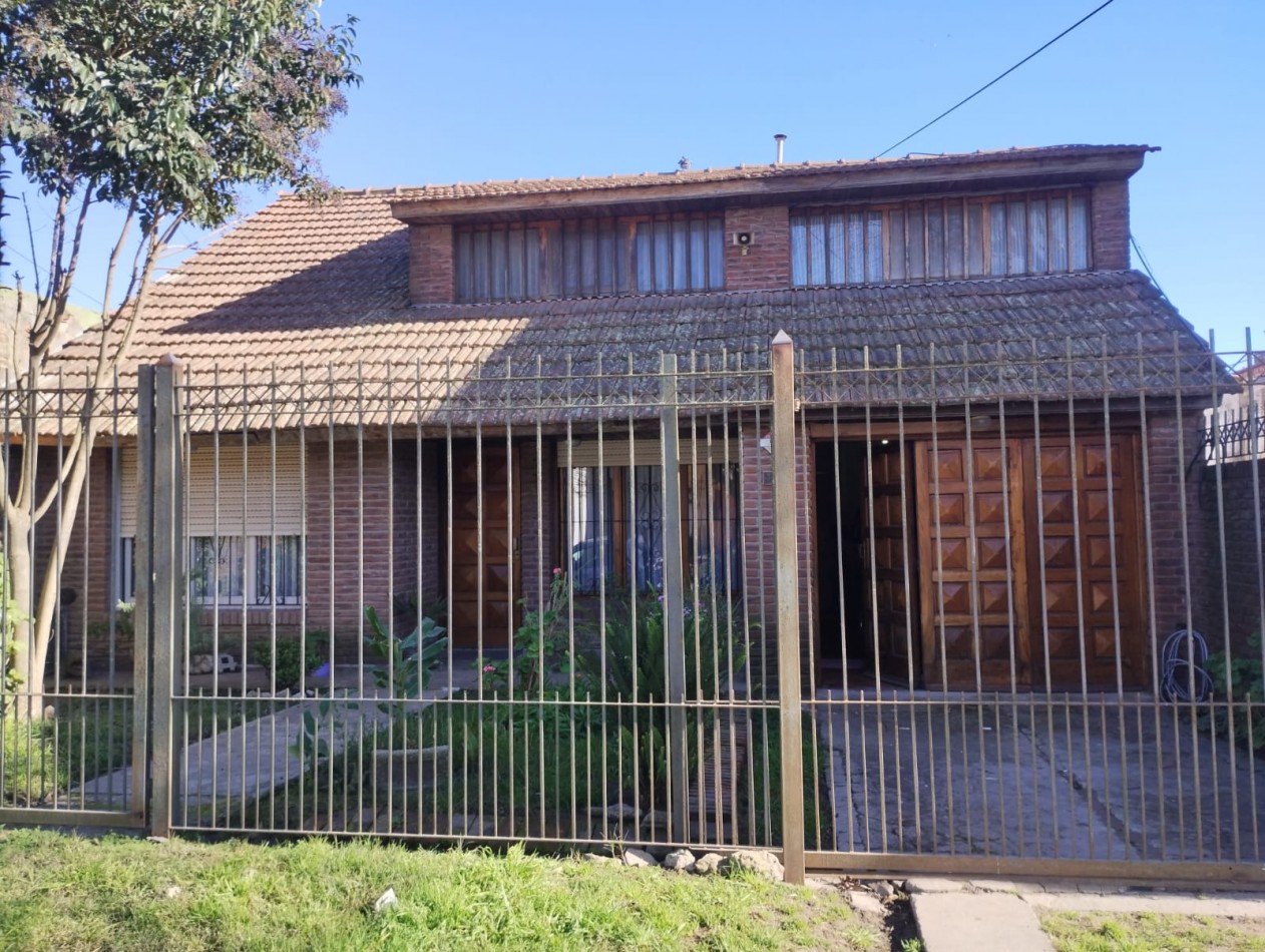 CHALET 4 AMBIENTES EN EL BARRIO LAS LILAS.