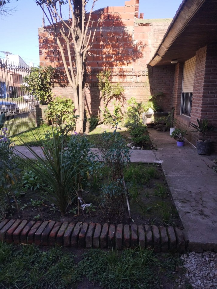 CHALET 4 AMBIENTES EN EL BARRIO LAS LILAS.