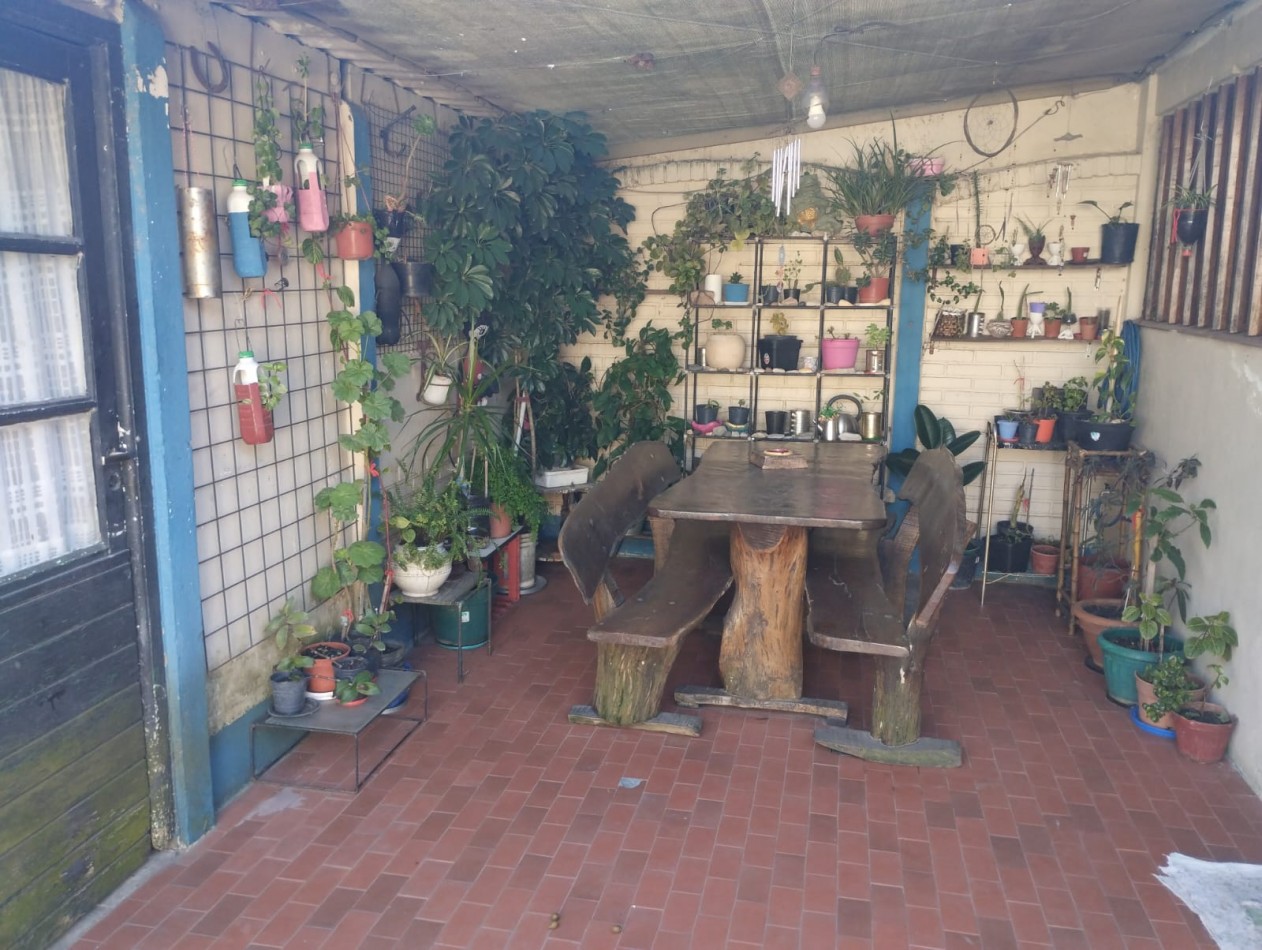CHALET 4 AMBIENTES EN EL BARRIO LAS LILAS.