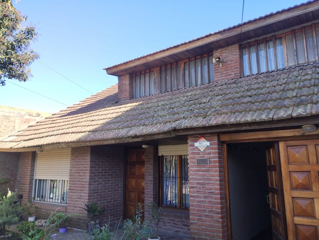 CHALET 4 AMBIENTES EN EL BARRIO LAS LILAS.