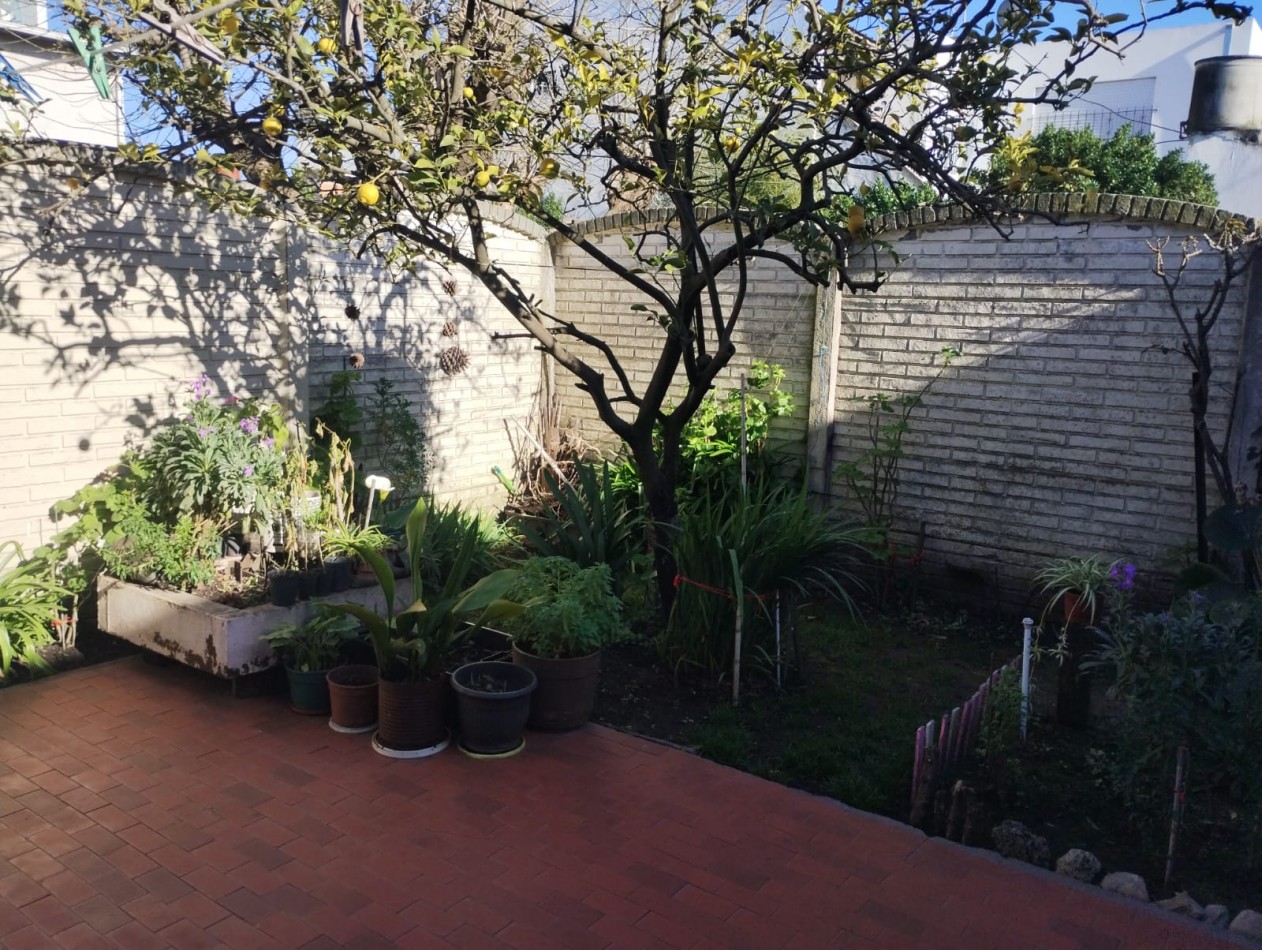 CHALET 4 AMBIENTES EN EL BARRIO LAS LILAS.