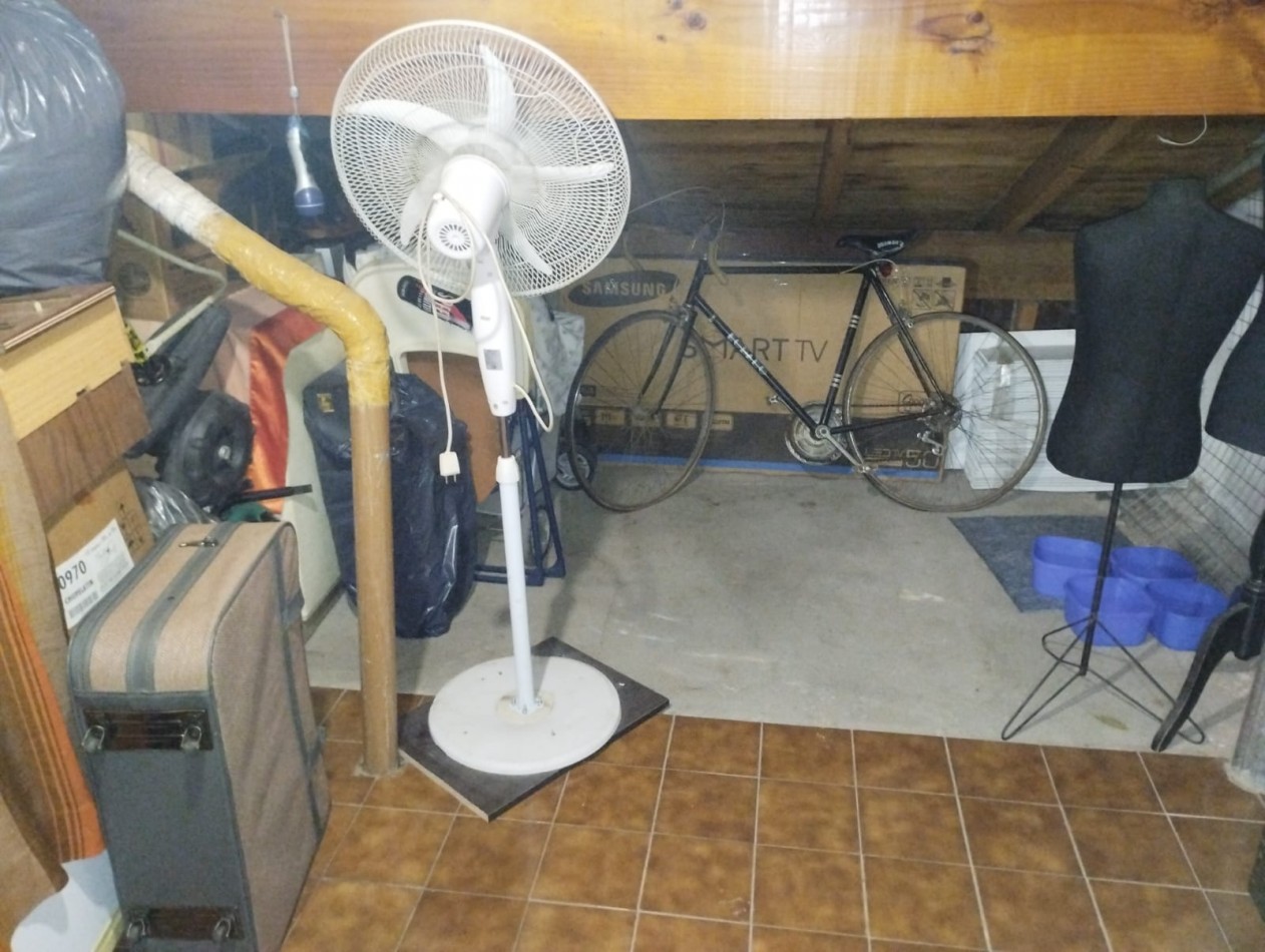 CHALET 4 AMBIENTES EN EL BARRIO LAS LILAS.
