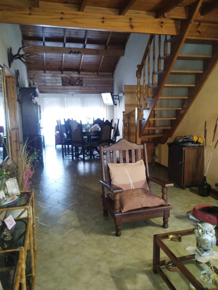 CHALET 4 AMBIENTES EN EL BARRIO LAS LILAS.