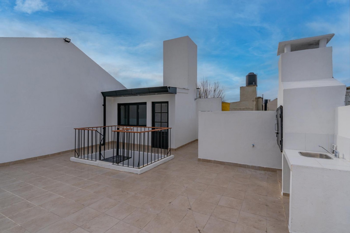 IMPECABLE PH DE 3 AMBIENTES CON TERRAZA EN EL BARRIO SAN JOSE.