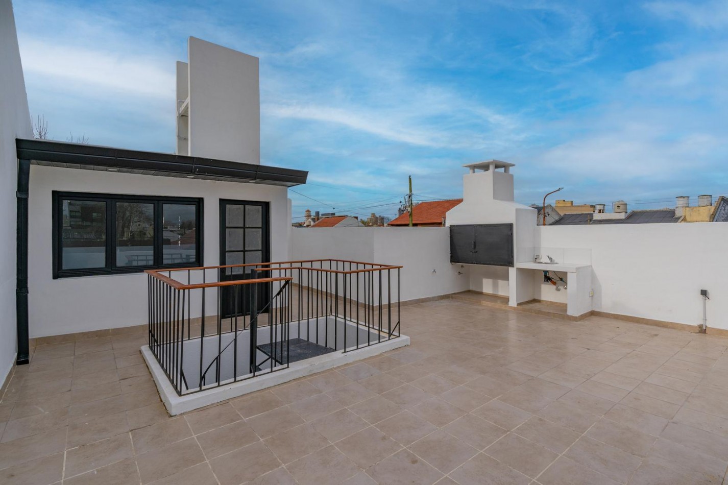 IMPECABLE PH DE 3 AMBIENTES CON TERRAZA EN EL BARRIO SAN JOSE.