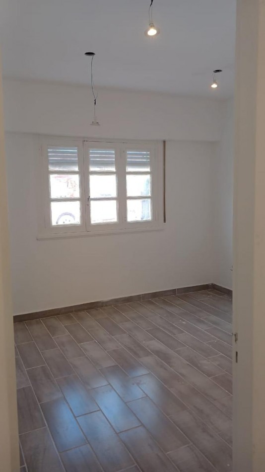 CHALET DE 3 AMBIENTES CON PATIO. LOTE PROPIO. RECICLADO.