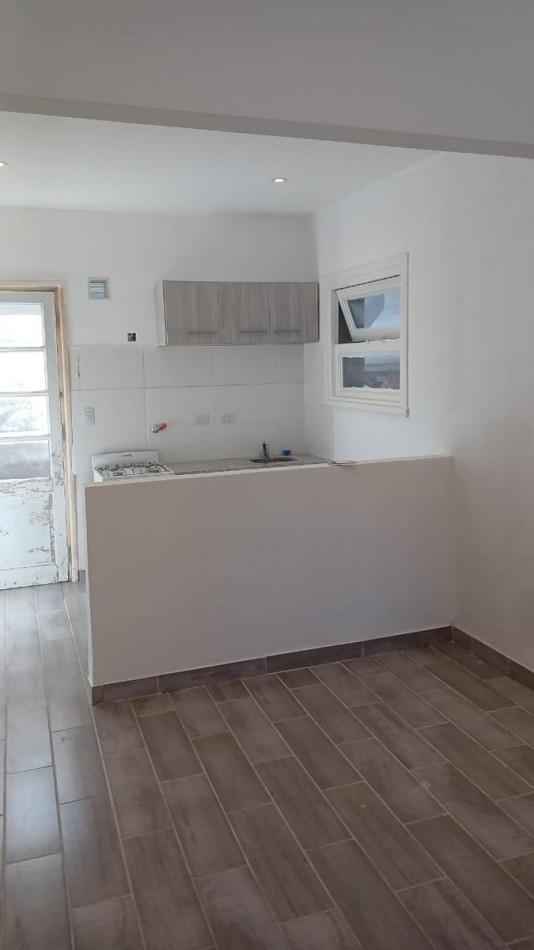 CHALET DE 3 AMBIENTES CON PATIO. LOTE PROPIO. RECICLADO.