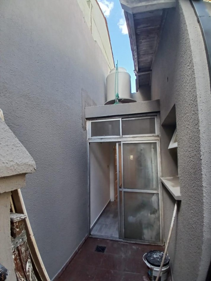 CHALET DE 3 AMBIENTES CON PATIO. LOTE PROPIO. RECICLADO.