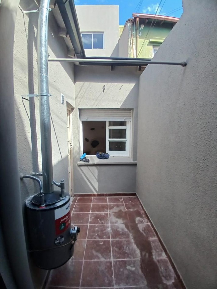 CHALET DE 3 AMBIENTES CON PATIO. LOTE PROPIO. RECICLADO.