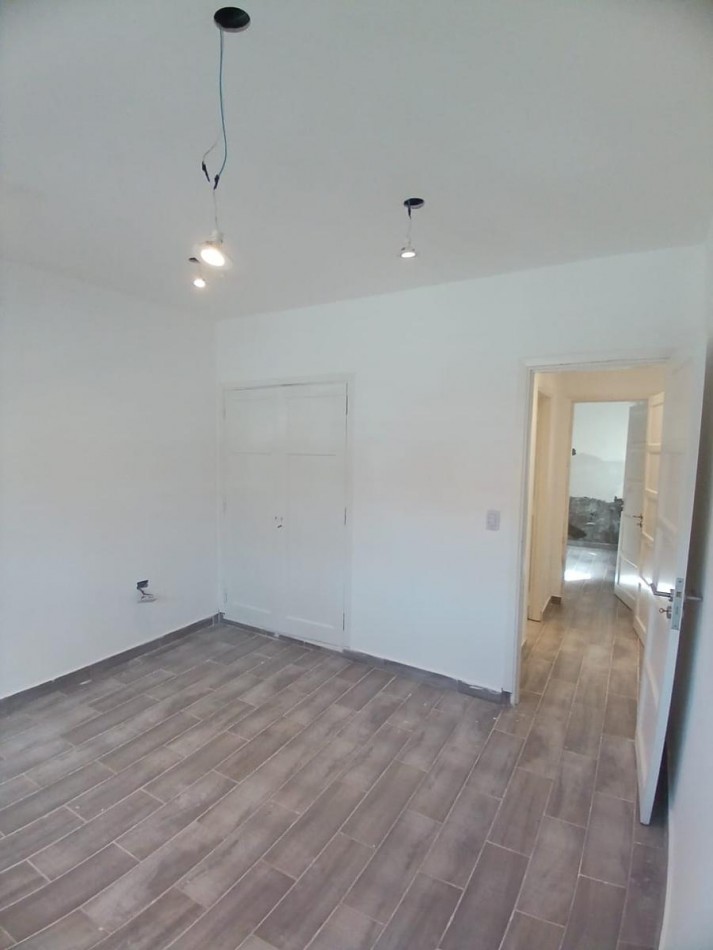 CHALET DE 3 AMBIENTES CON PATIO. LOTE PROPIO. RECICLADO.