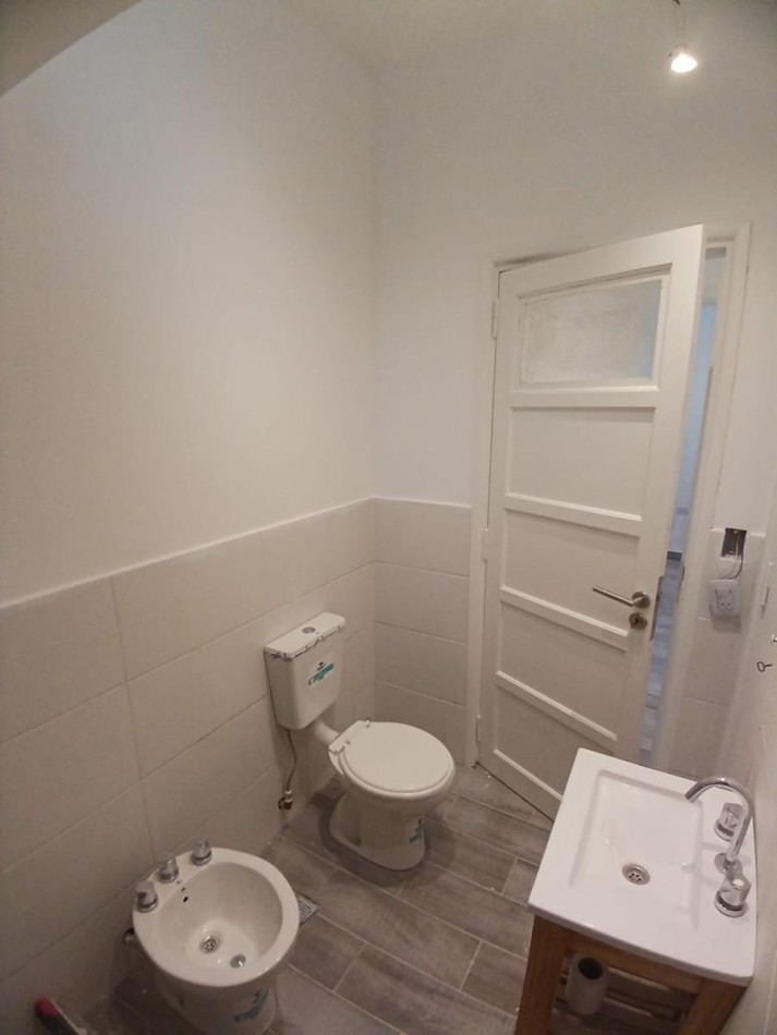 CHALET DE 3 AMBIENTES CON PATIO. LOTE PROPIO. RECICLADO.