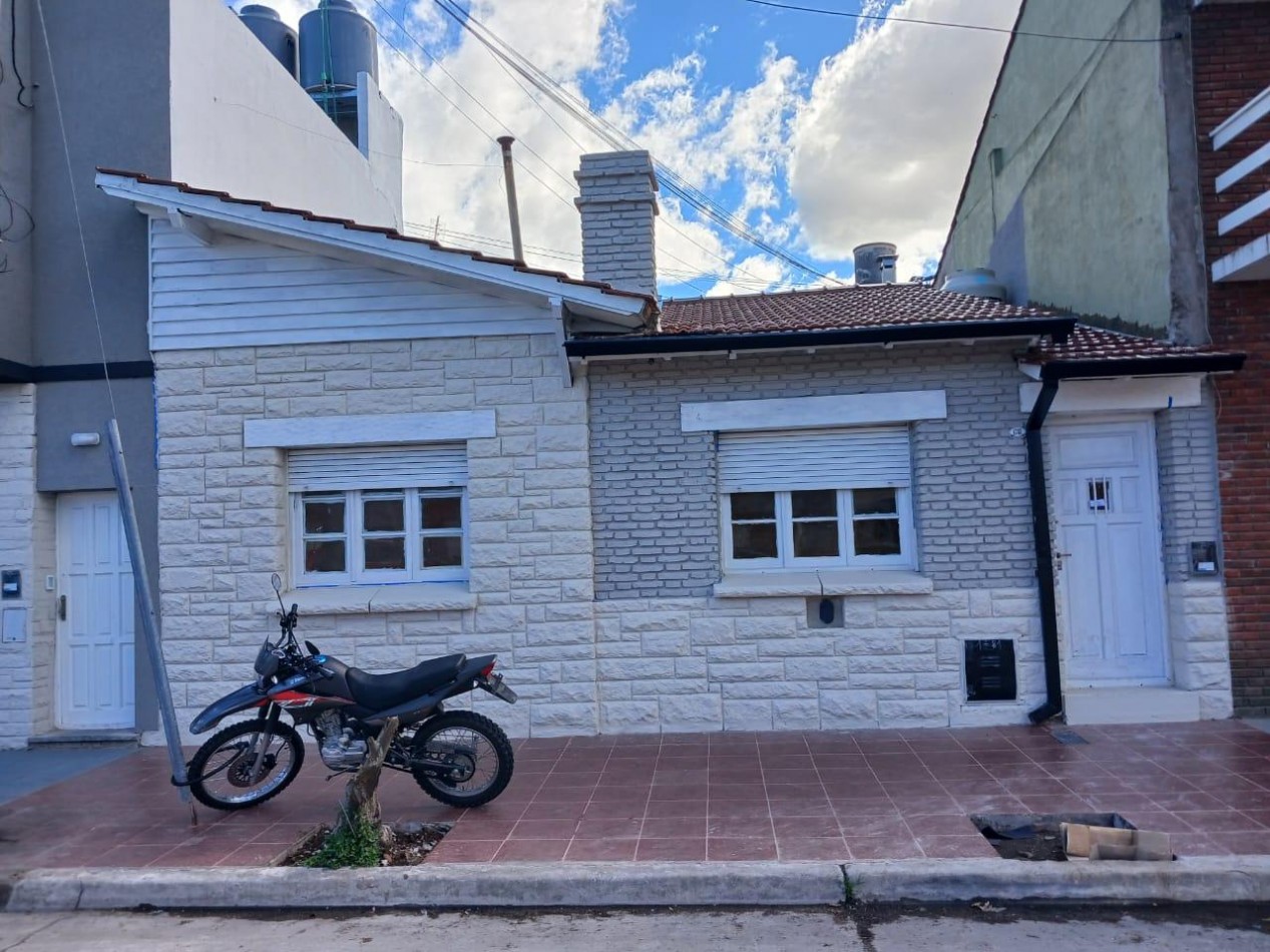 CHALET DE 3 AMBIENTES CON PATIO. LOTE PROPIO. RECICLADO.
