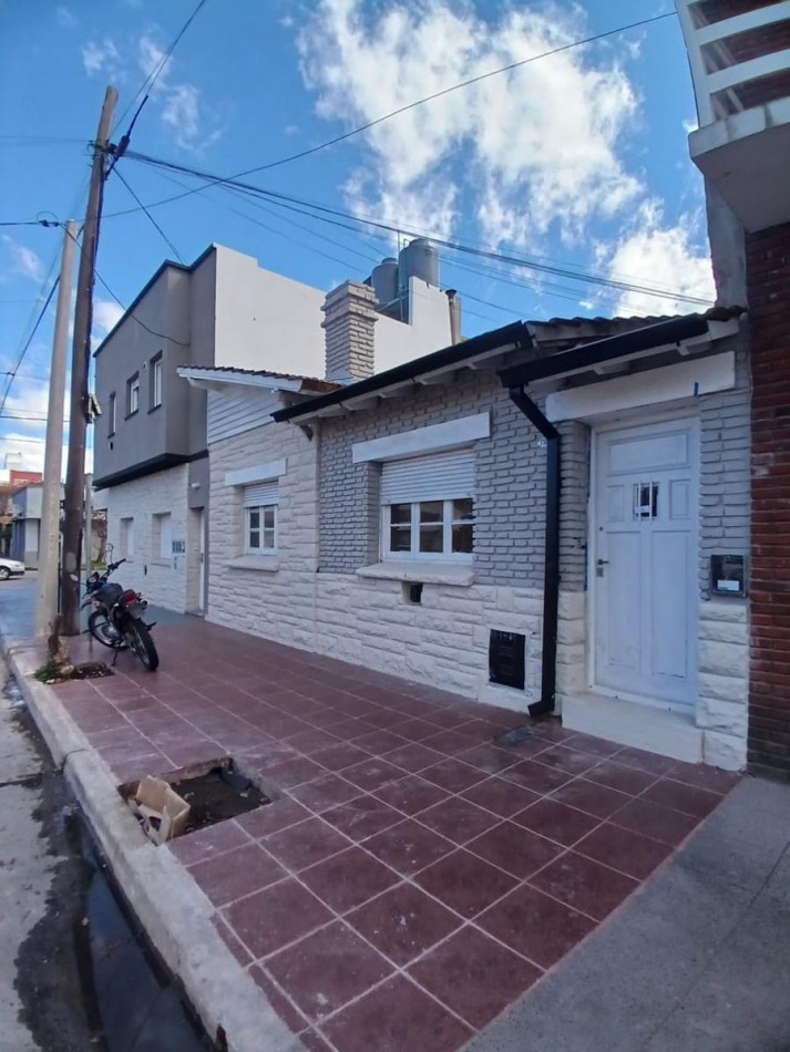 CHALET DE 3 AMBIENTES CON PATIO. LOTE PROPIO. RECICLADO.