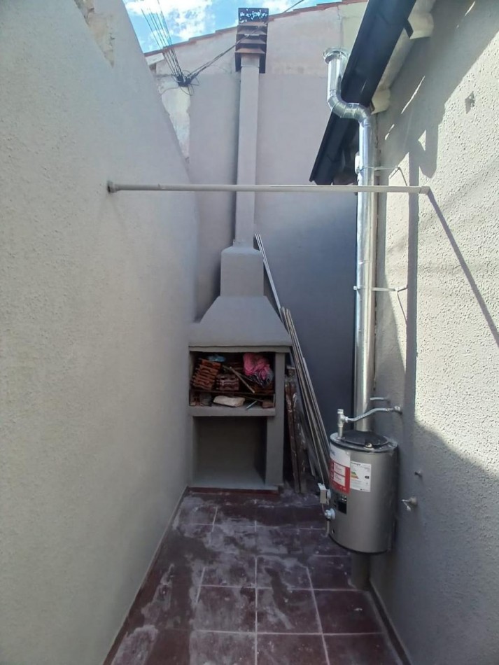 CHALET DE 3 AMBIENTES CON PATIO. LOTE PROPIO. RECICLADO.