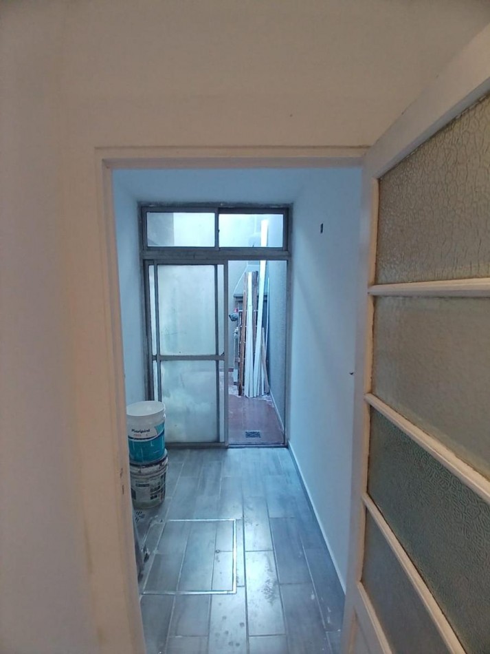 CHALET DE 3 AMBIENTES CON PATIO. LOTE PROPIO. RECICLADO.