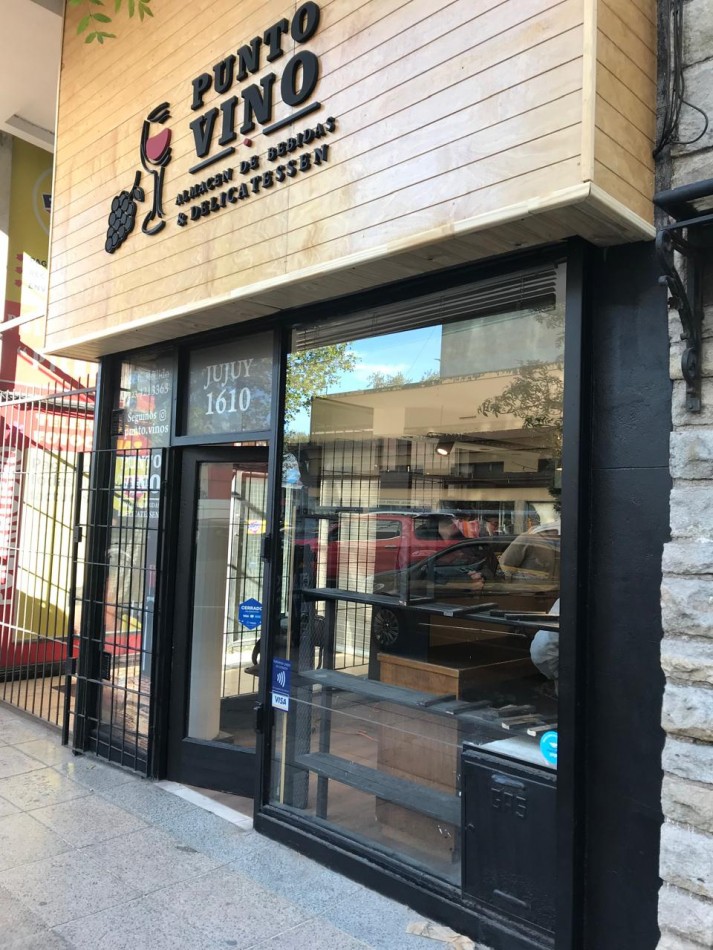 LOCAL COMERCIAL A LA VENTA. PLANTA, SOTANO Y ENTRE PISO. EXCELENTE UBICACION. FINANCIA EL 50%.