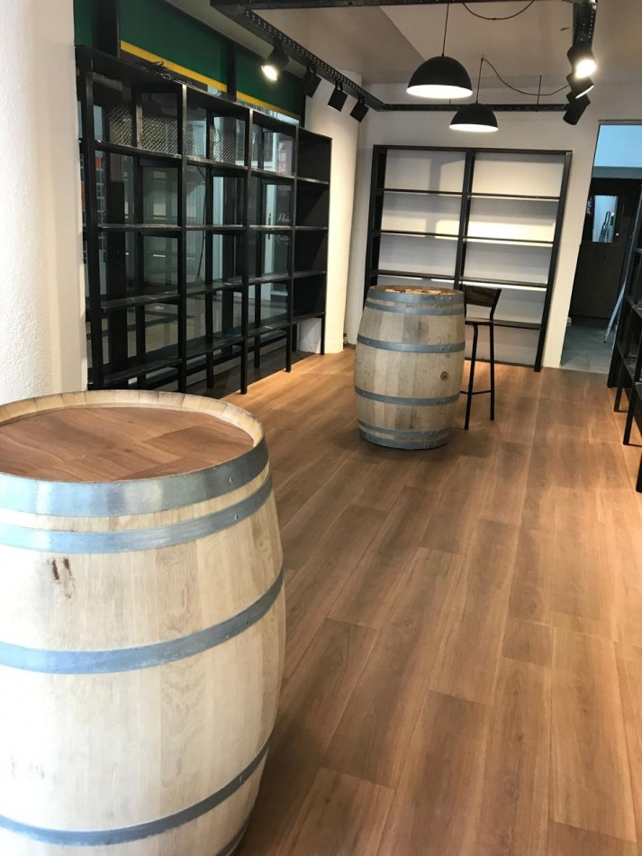 LOCAL COMERCIAL A LA VENTA. PLANTA, SOTANO Y ENTRE PISO. EXCELENTE UBICACION. FINANCIA EL 50%.