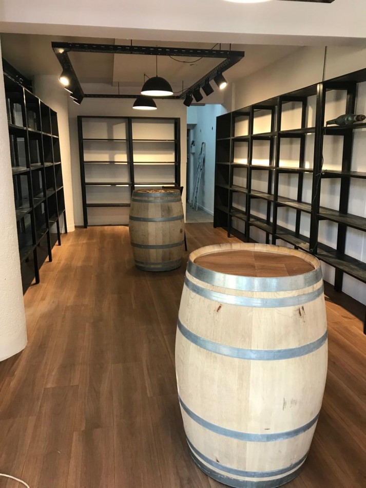 LOCAL COMERCIAL A LA VENTA. PLANTA, SOTANO Y ENTRE PISO. EXCELENTE UBICACION. FINANCIA EL 50%.