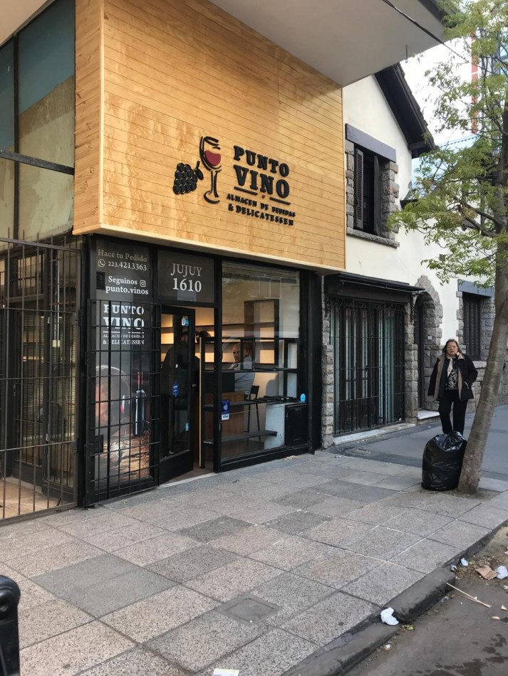 LOCAL COMERCIAL A LA VENTA. PLANTA, SOTANO Y ENTRE PISO. EXCELENTE UBICACION. FINANCIA EL 50%.