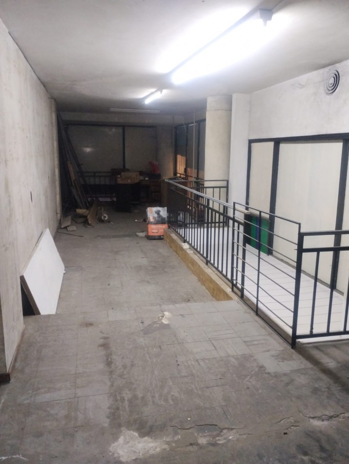 LOCAL COMERCIAL A LA VENTA. PLANTA, SOTANO Y ENTRE PISO. EXCELENTE UBICACION. FINANCIA EL 50%.