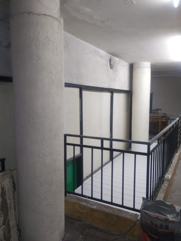 LOCAL COMERCIAL A LA VENTA. PLANTA, SOTANO Y ENTRE PISO. EXCELENTE UBICACION. FINANCIA EL 50%.