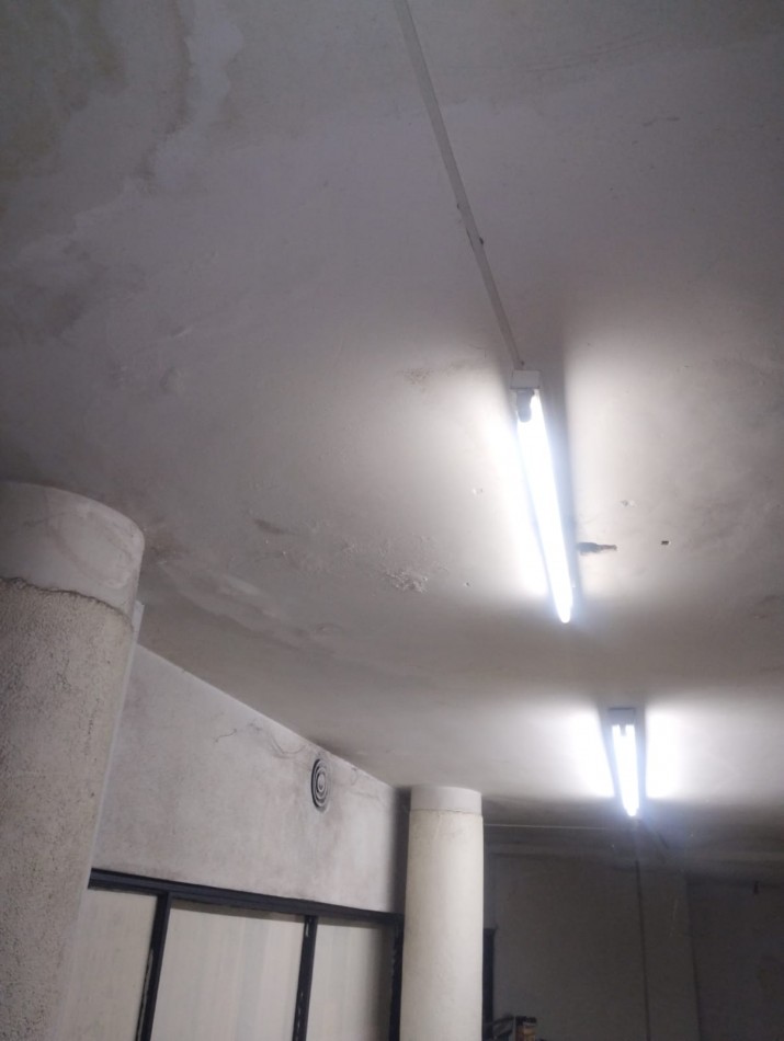 LOCAL COMERCIAL A LA VENTA. PLANTA, SOTANO Y ENTRE PISO. EXCELENTE UBICACION. FINANCIA EL 50%.