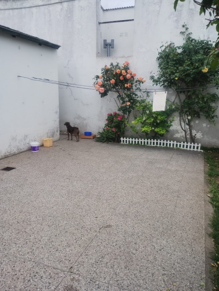 CASA EN LOTE PROPIO. 5 AMBIENTES CON GARAJE Y PATIO. A METROS DE SAN JUAN. IDEAL INVERSION