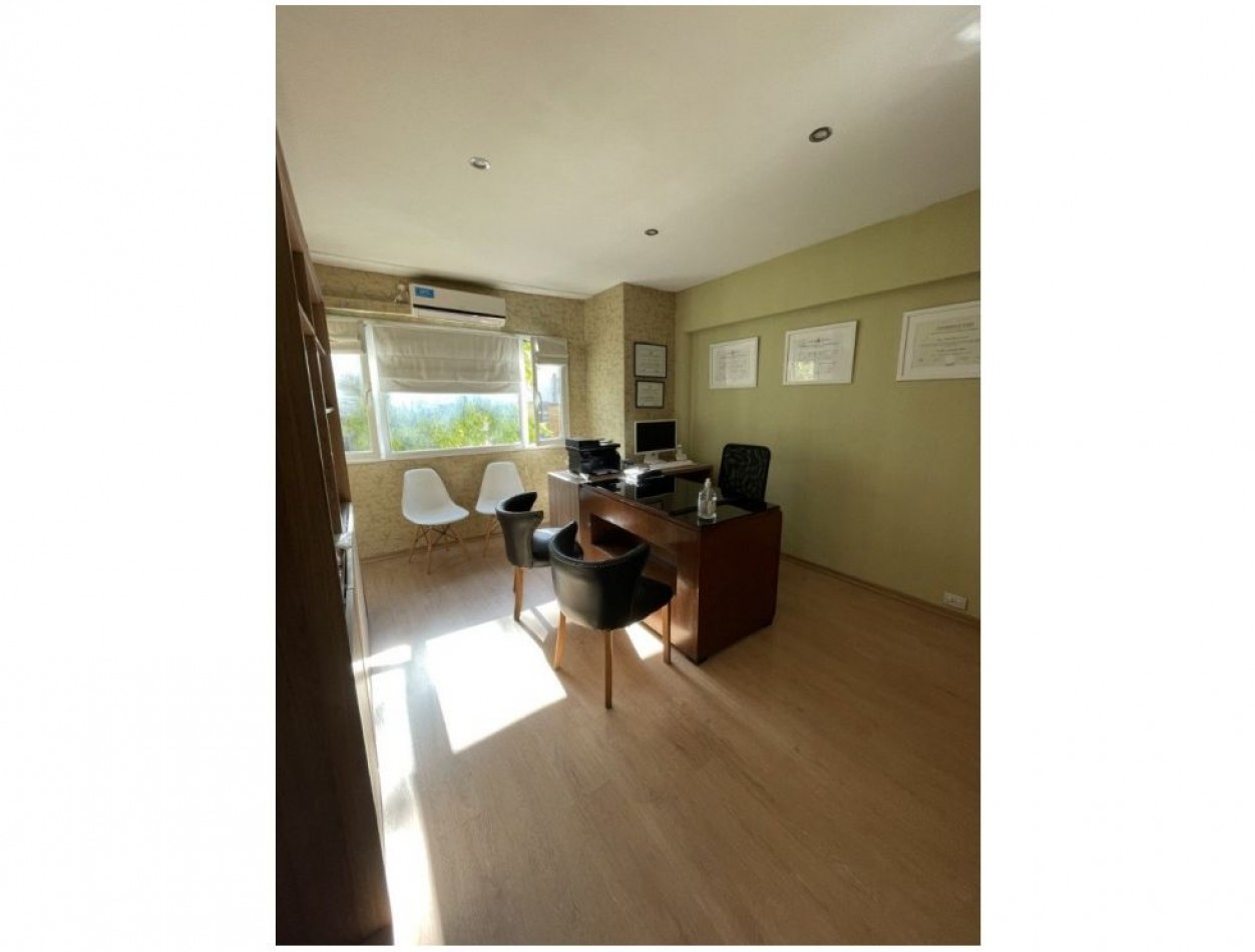 IMPECABLE PH DE 6 AMBIENTES EN DUPLEX. EXCELENTE UBICACION. IDEAL USO PROFESIONAL. CENTRICO. 
