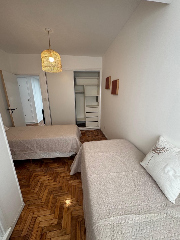 DEPARTAMENTO DE 4 AMBIENTES A LA CALLE CON BALCON TERRAZA,. VISTA LATERAL AL MAR.