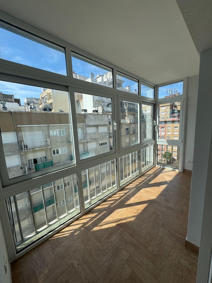DEPARTAMENTO DE 4 AMBIENTES A LA CALLE CON BALCON TERRAZA,. VISTA LATERAL AL MAR.