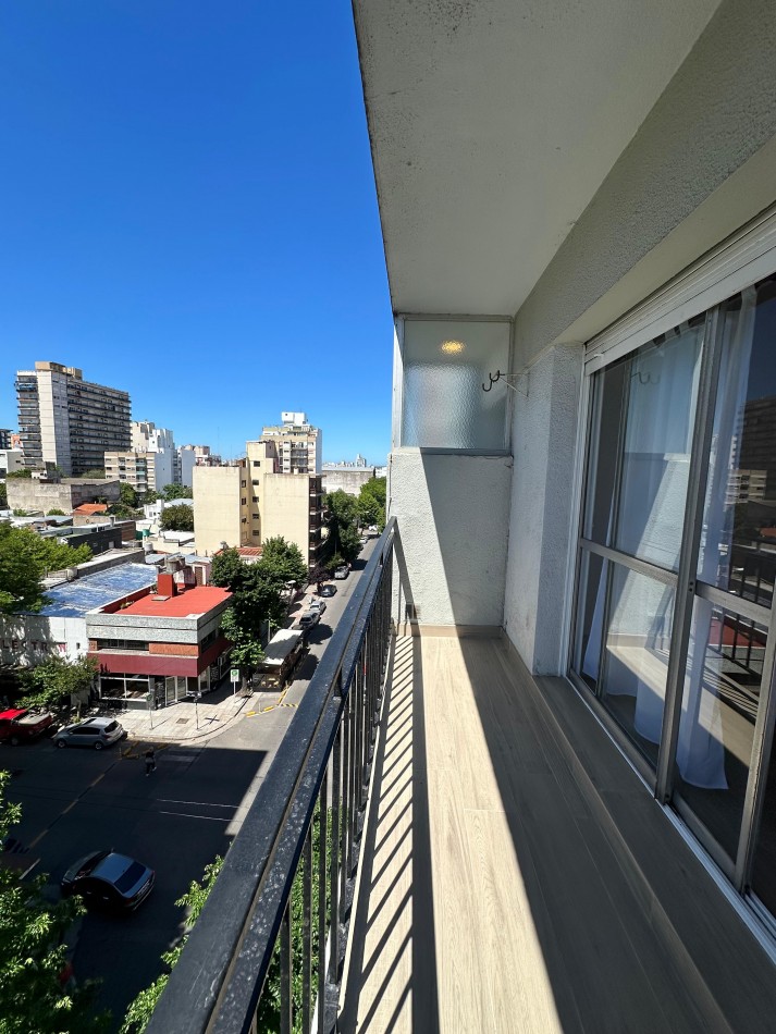 DEPARTAMENTO DE 3 AMBIENTES A LA CALLE CON BALCON SALIENTE. ESPAÑA Y SAN MARTIN.