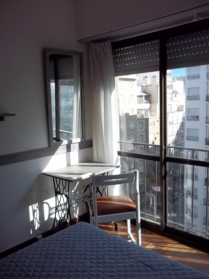 2 AMBIENTES CON BALCON FRANCES CON VISTA SOBRE AVENIDA COLON. A METROS DE LA PLAZA.