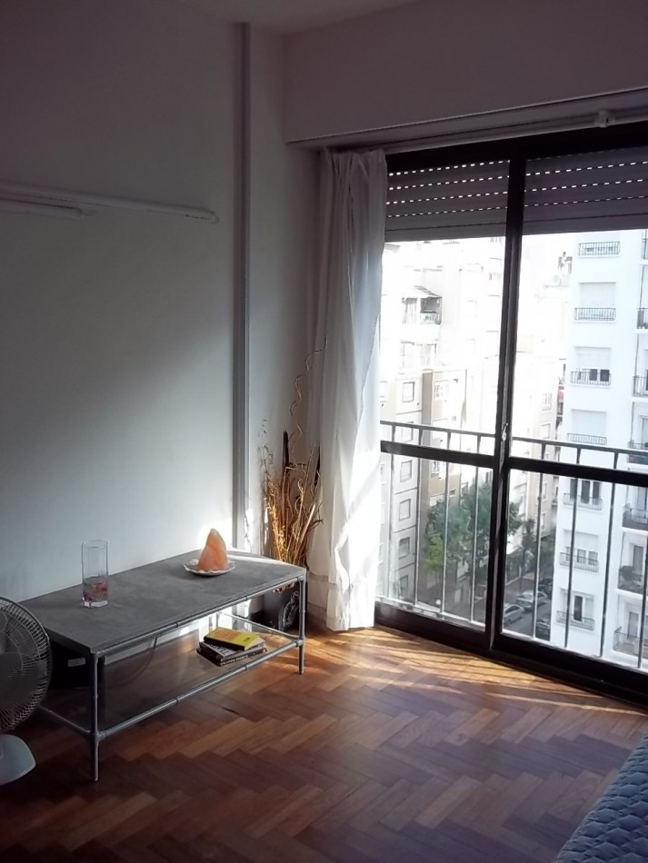 2 AMBIENTES CON BALCON FRANCES CON VISTA SOBRE AVENIDA COLON. A METROS DE LA PLAZA.