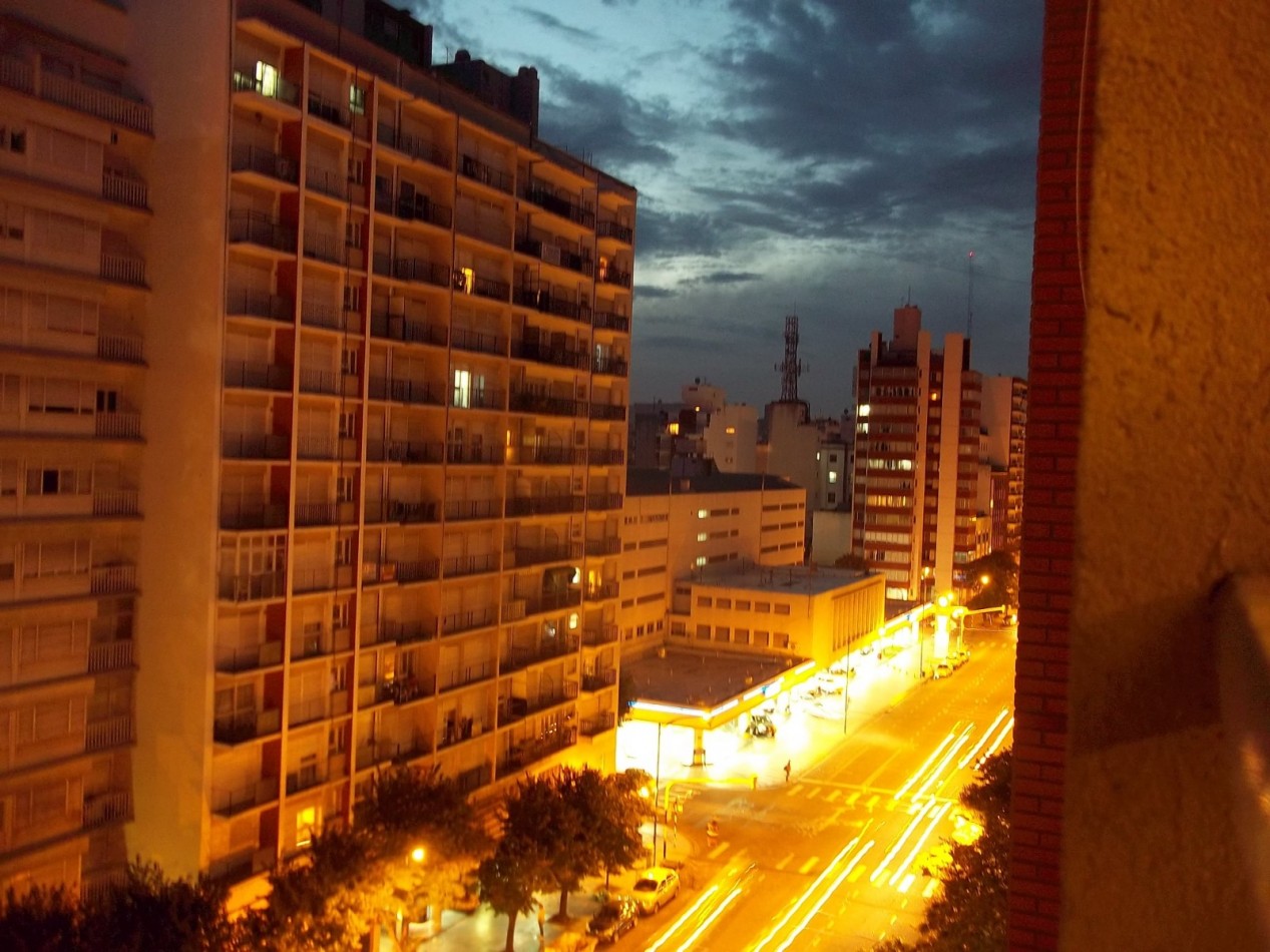 2 AMBIENTES CON BALCON FRANCES CON VISTA SOBRE AVENIDA COLON. A METROS DE LA PLAZA.