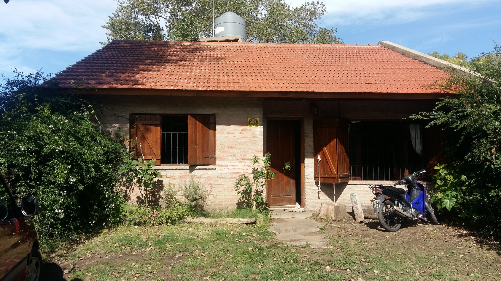 CHALET DE 4 AMBIENTES CON AMPLIO PARQUE. EL ALFAR. 